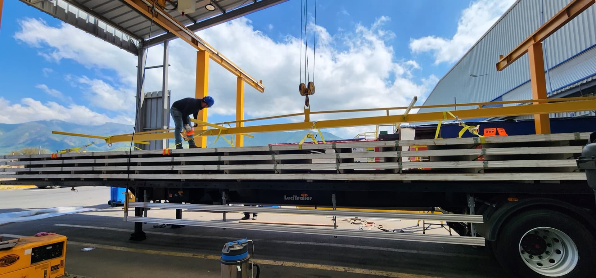Mecánicos del taller de servicio técnico de Trailer Logistics realizando mantención programada a un semirremolque